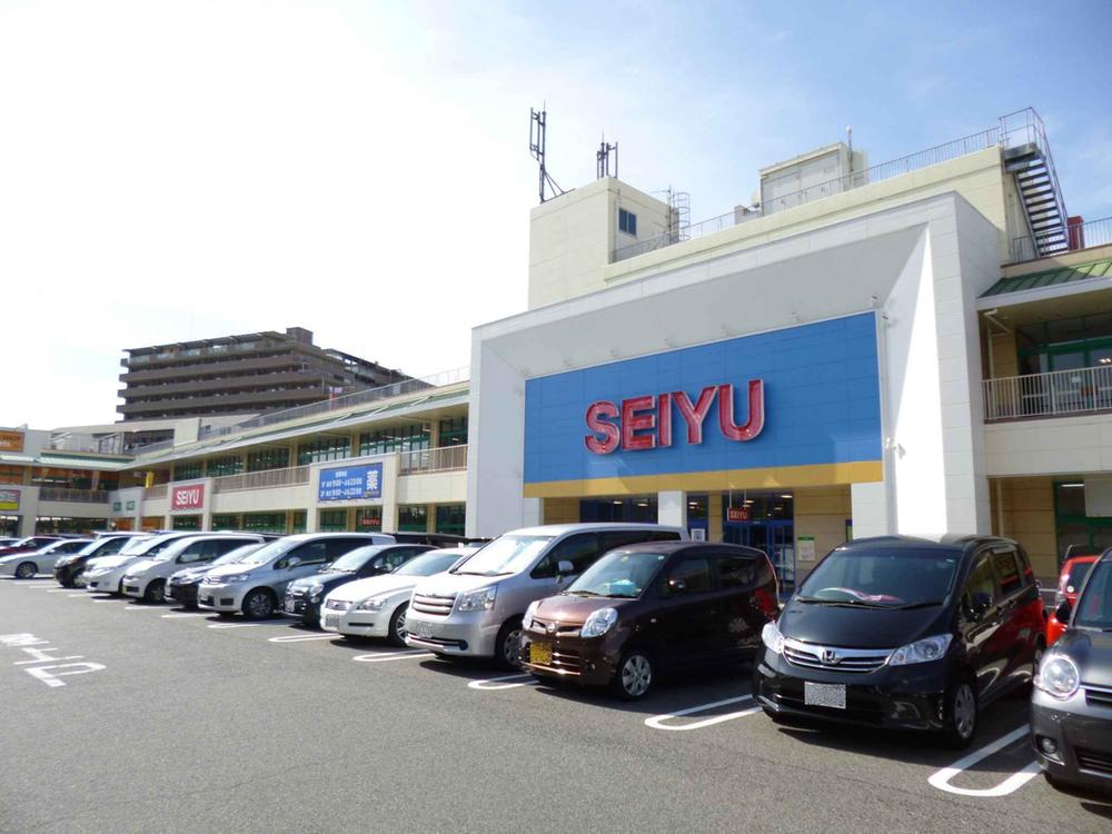 Supermarket. There is a large supermarket on the location of the 240m walk 4 minutes until Seiyu, Very convenient!