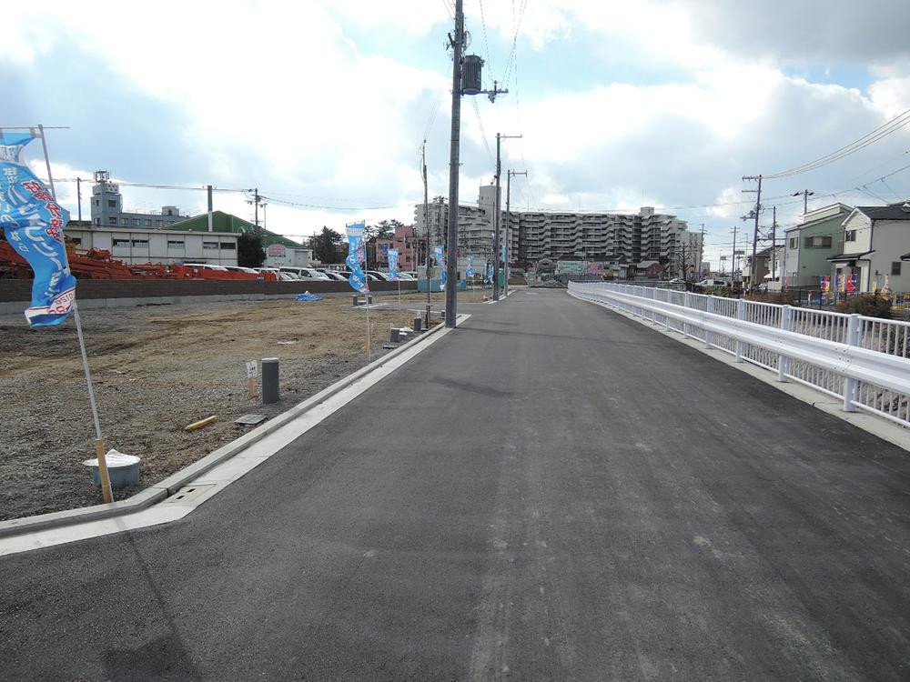 Local photos, including front road. It is really wide road was to construct completion of construction.