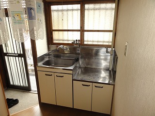 Kitchen. Kitchen (with window) 2 lot gas stoves installed Allowed