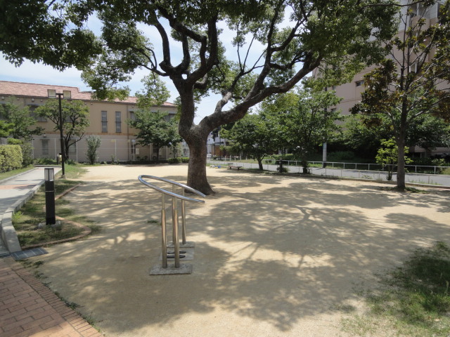 park. 50m to the site in the park (park)