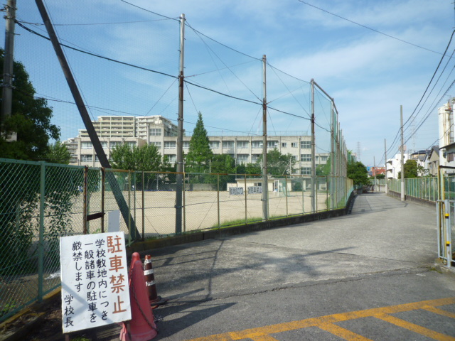 Junior high school. Sakaishiritsu Nakamozu 1326m up to junior high school (junior high school)