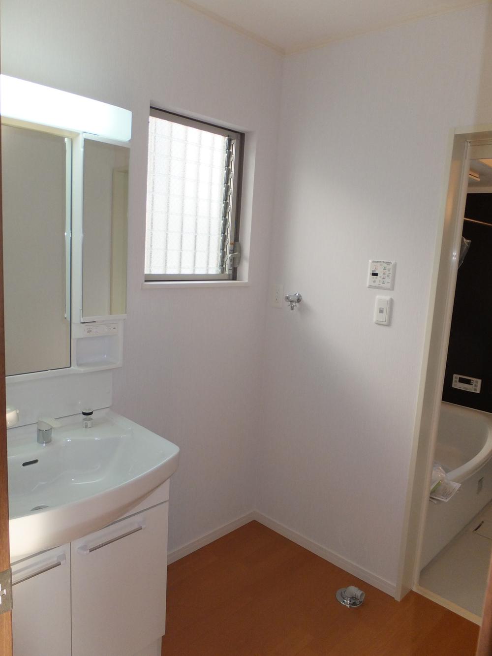 Wash basin, toilet. It is the company example of construction of the wash room.