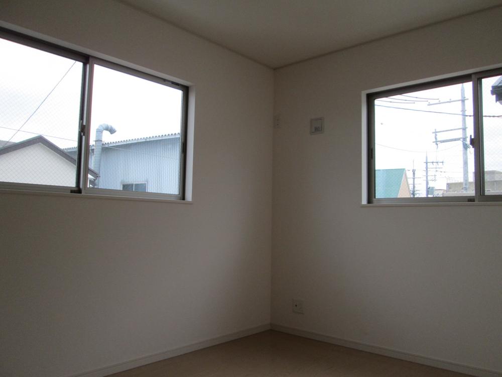 Non-living room. Because of the two-sided lighting, Room sunshine will take care insert full