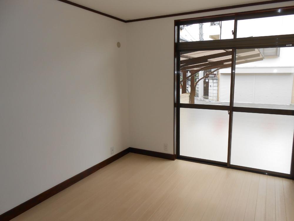 Non-living room. It is south-facing for bright rooms!