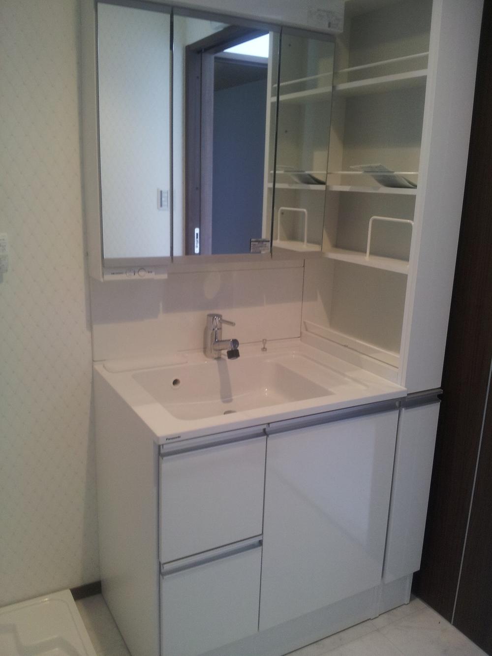 Wash basin, toilet. Wash basin of the Panasonic system is available in Dresser sense accessories are arranged in a large bowl.