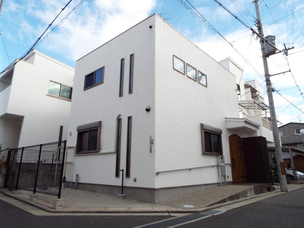 Local appearance photo. And by using a plaster on the outer wall, To produce a natural texture.