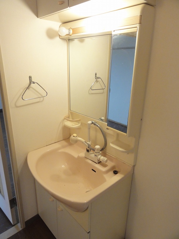 Washroom. Wash basin (shampoo dresser)