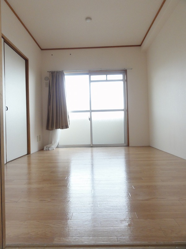 Living and room. Oblique light of a good Western-style. 