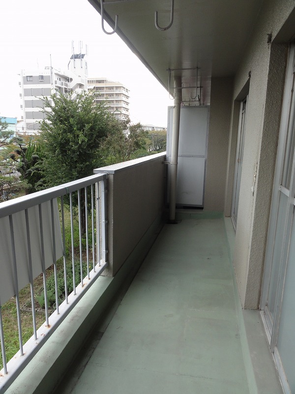 Balcony. Sunny ^^ south-facing balcony