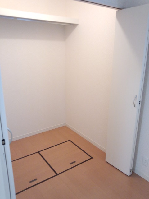 Receipt. Walk-in closet