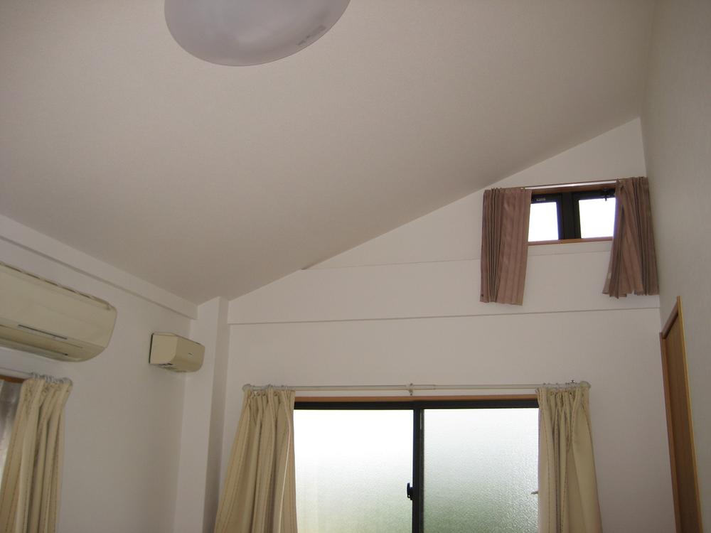 Non-living room. Indoor (September 2013) Shooting The bedrooms are very light and airy with a gradient ceiling!