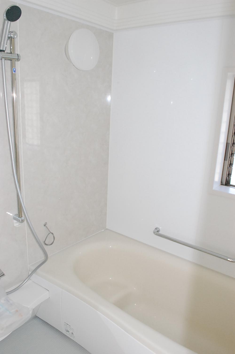 Bathroom. In unit bus of 1 pyeong type, It is the size that comfortably put in extending the leg. TOTO made, Thermos bathtub