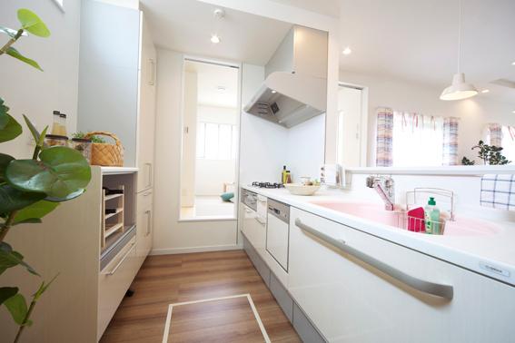 Kitchen.  ☆ No. 5 land model house ☆ kitchen ☆ Kitchen adoption of Yamaha! Artificial marble sink ・ Top board, Cleaning is very easy with seamless processing (seamless). New color of pink It is also very cute Indoor (09 May 2013) Shooting