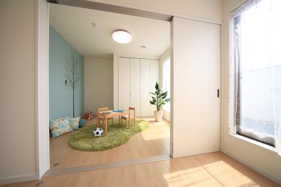 Non-living room.  ☆ No. 5 land model house ☆ Western style room ☆ Children also can partition according to the growth. The closet Orito, Adopted a finger scissors prevention structure has also considered the safety of children. Indoor (09 May 2013) Shooting