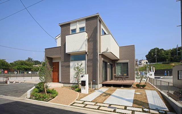 Local appearance photo.  ☆ No. 5 land model house ☆ appearance ☆ There is a sense of quality in the chic shades. Parking space was also secured two. Local (09 May 2013) Shooting