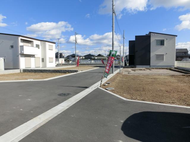 Local photos, including front road. 2014 January shooting