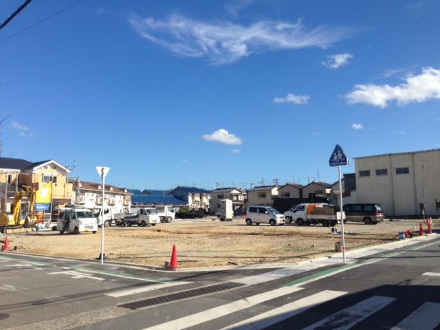 Local photos, including front road. Frontal road Spacious at about 6.7m