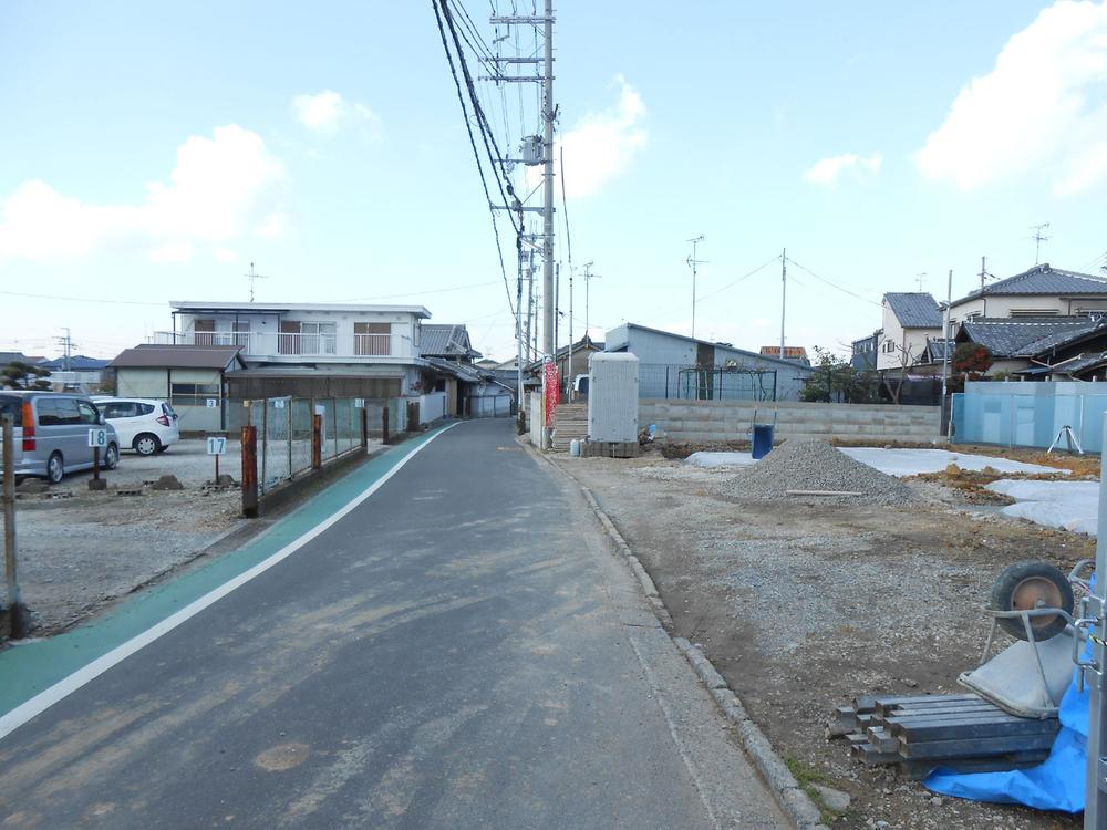 Local photos, including front road. It is both good day-style street because of previous parking!