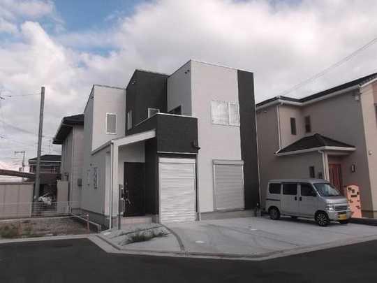 Local appearance photo. Building appearance (car is not included in the sale price)