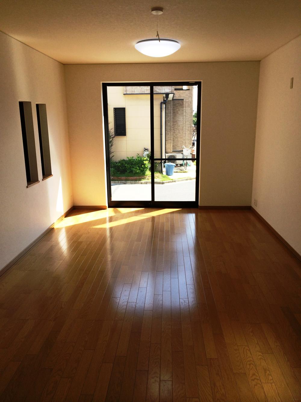 Living. Leisurely dining table and sofa, It seems put even TV.