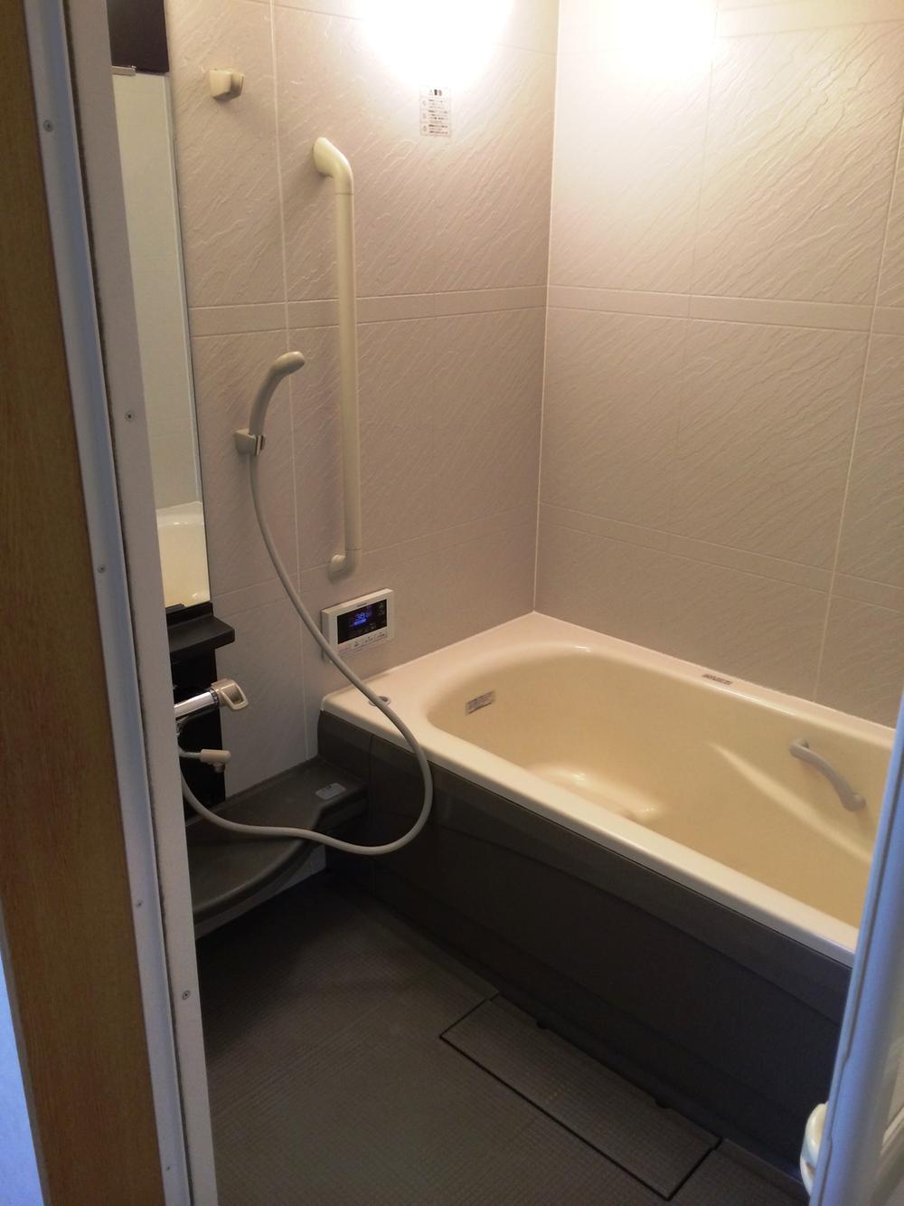 Bathroom. Spacious bathroom you can bathe fully extend the leg.