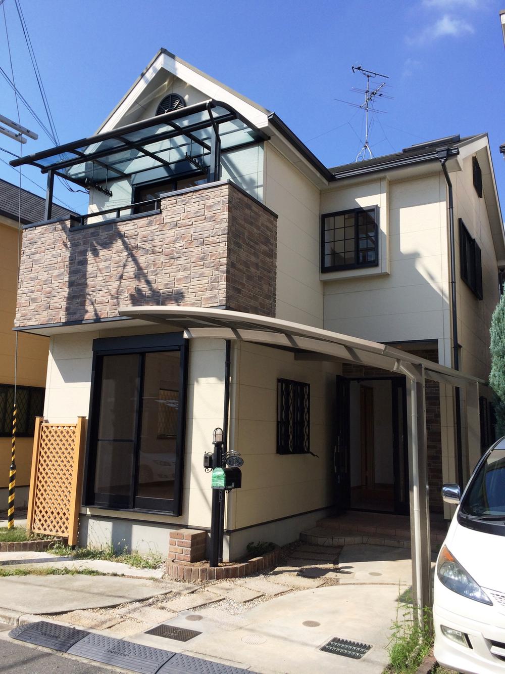 Local appearance photo. Sunny property.