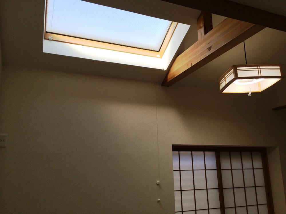 Non-living room. Sunlight from the skylight is pleasant.