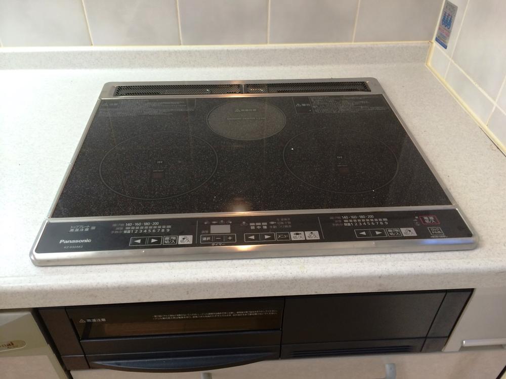 Kitchen. Cleaning a breeze in the IH cooking heater.