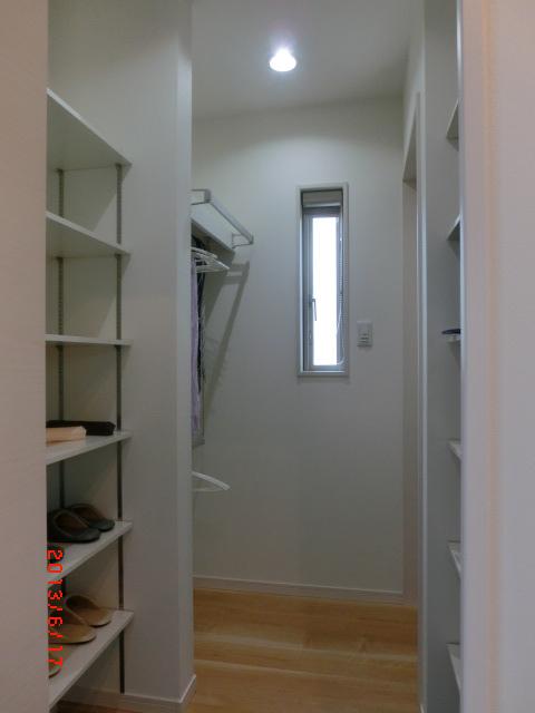 Model house photo. Entrance cloak will come in handy for storage, such as strollers and golf back.