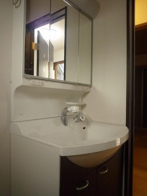 Wash basin, toilet. Indoor (07 May 2013) Shooting