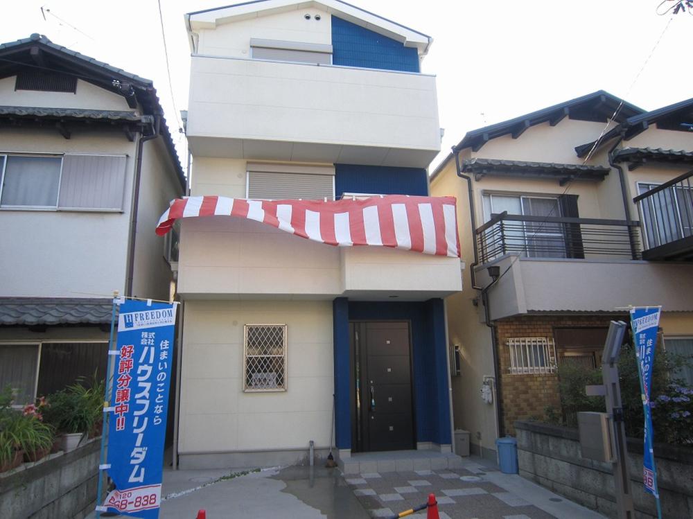 Local appearance photo. It blue accents is fashionable