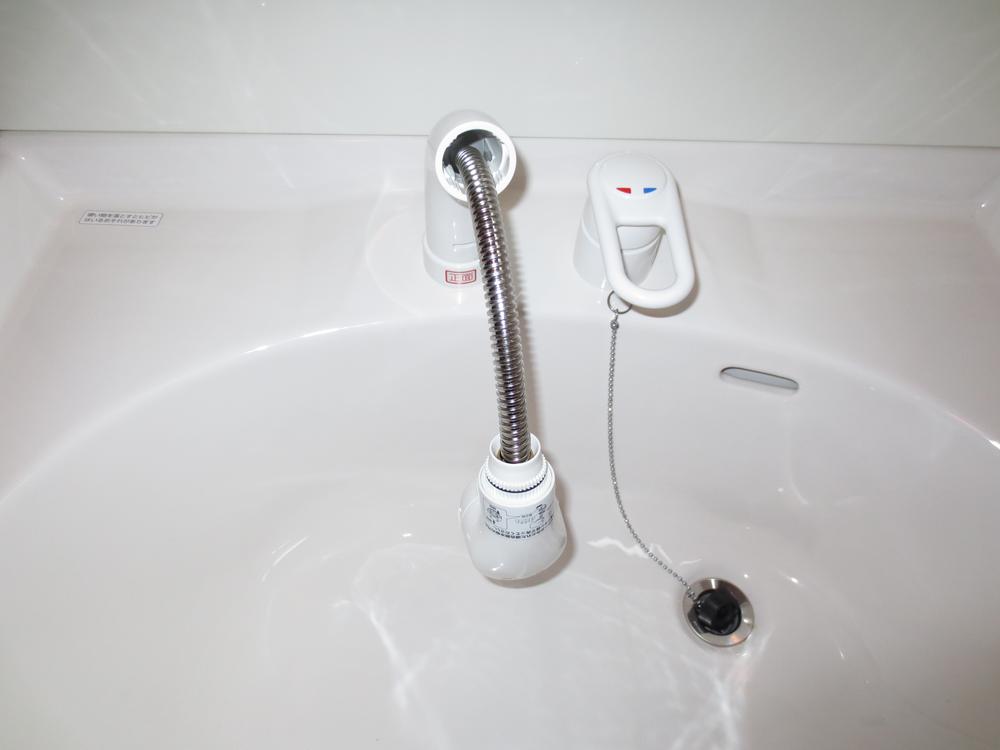 Wash basin, toilet. Shower head in the morning you can Shan