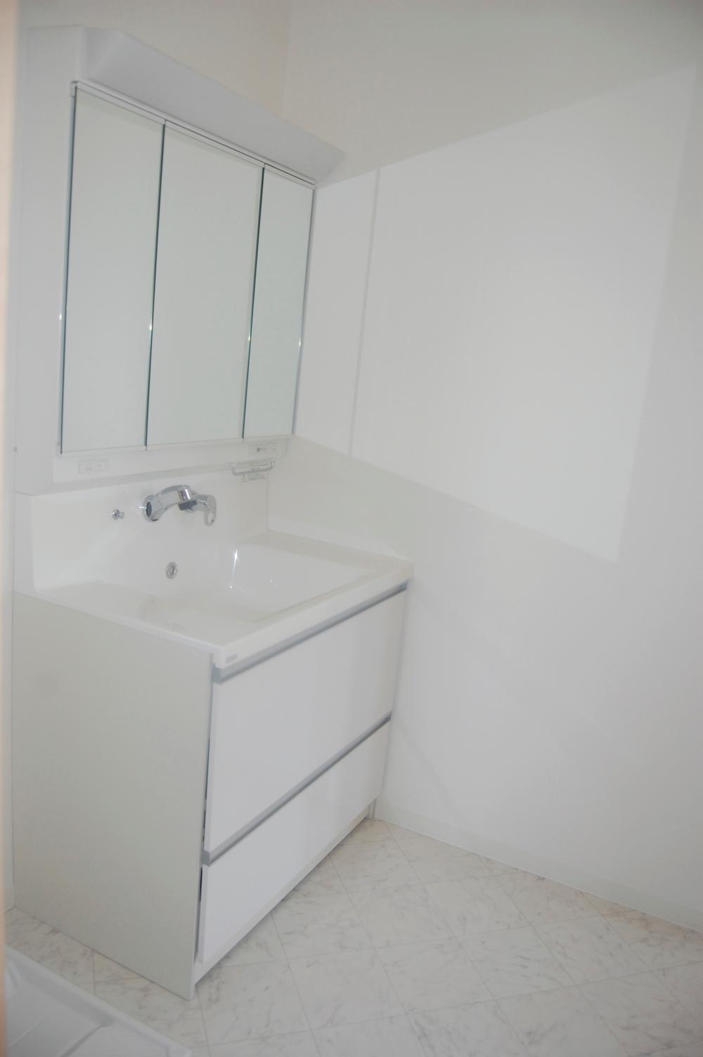 Building plan example (introspection photo). ☆ sanitary ☆ Three-sided mirror ・ Convenient with a hose washing