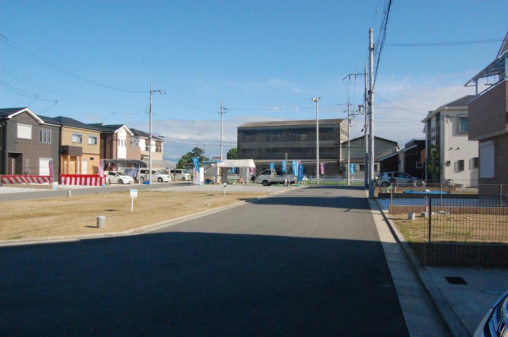 Local photos, including front road.  ☆ Local Photos ☆ Easy to garage because it is the site of the front road 6.7m. Local (07 May 2012) shooting