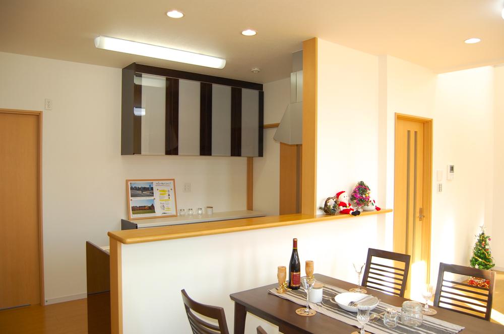 Building plan example (introspection photo).  ☆ LDK ☆ A feeling of opening in about 18 tatami mats face-to-face kitchen with an awareness of housework flow line LDK