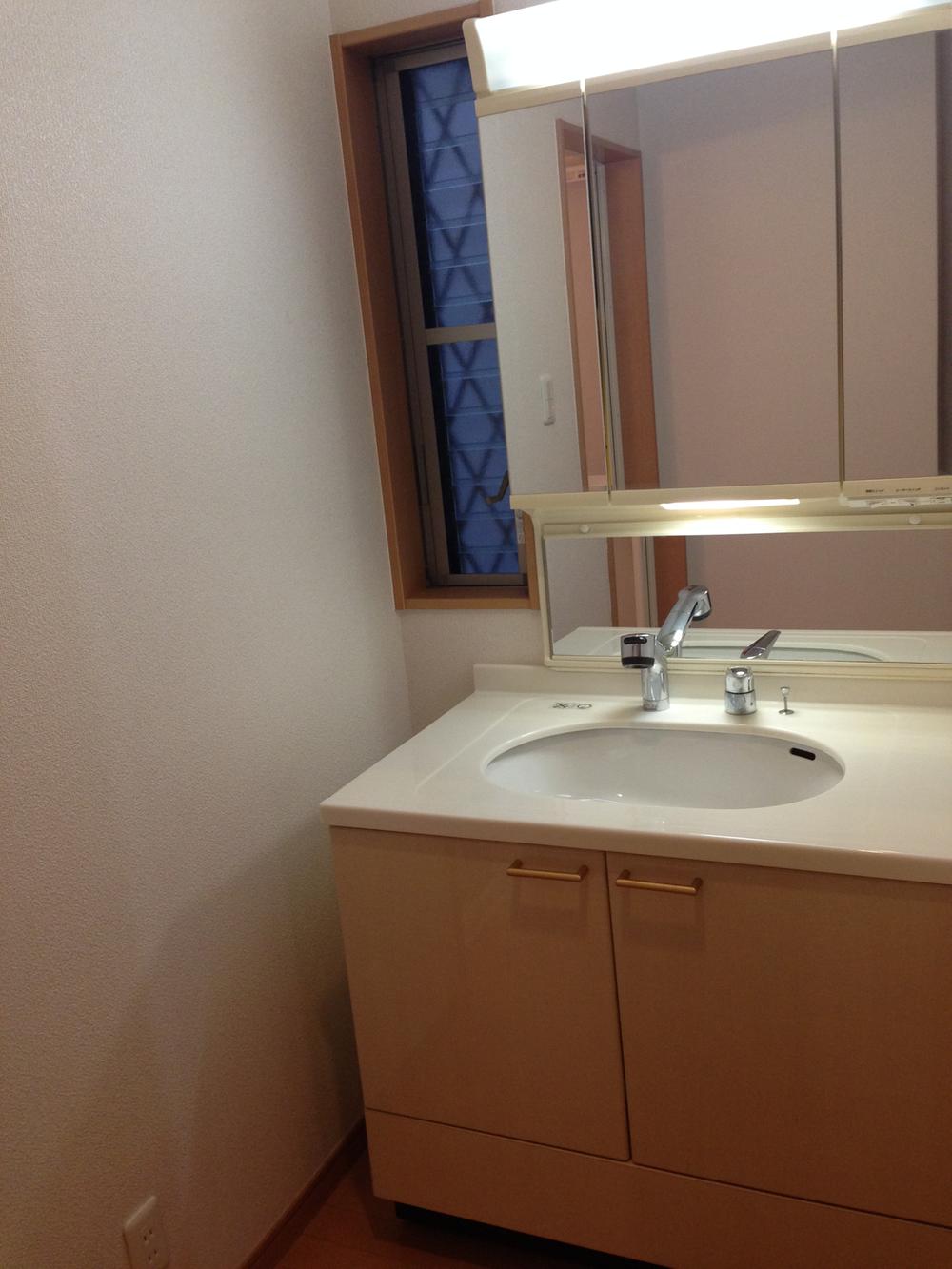 Wash basin, toilet. Indoor (12 May 2013) Shooting