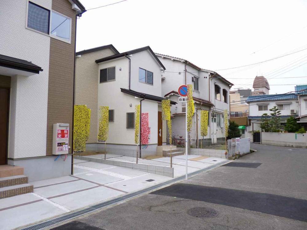 Local photos, including front road. Same specifications Photos. South-facing day is good