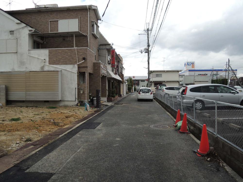 Local photos, including front road. On the south-facing front road 4.4m, Day is good