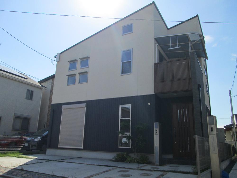 Local appearance photo. Wide stylish appearance car frontage is also three parking OK side-by-side