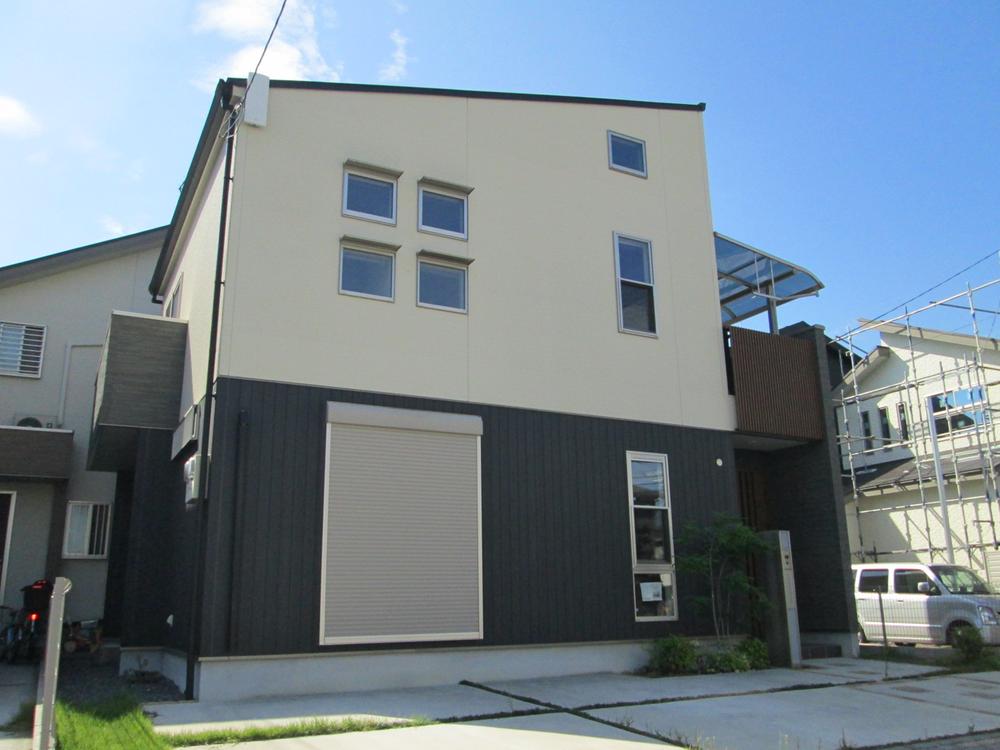 Local appearance photo. Modern and simple design. 