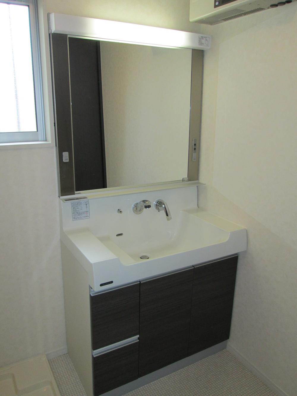 Wash basin, toilet. Spacious wash basin was. 