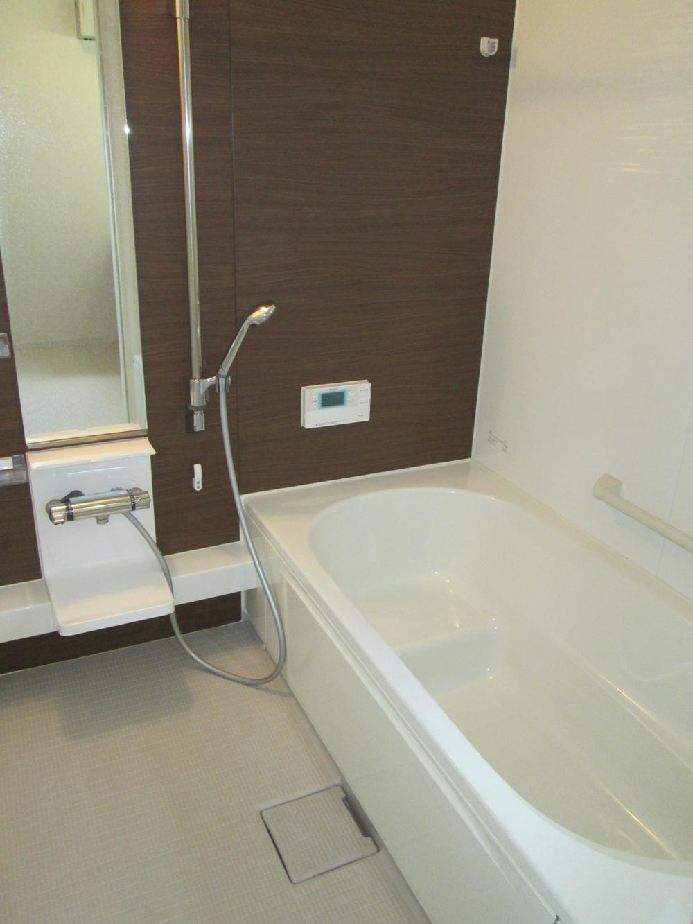 Bathroom. Spacious bathroom heals every day of fatigue. 