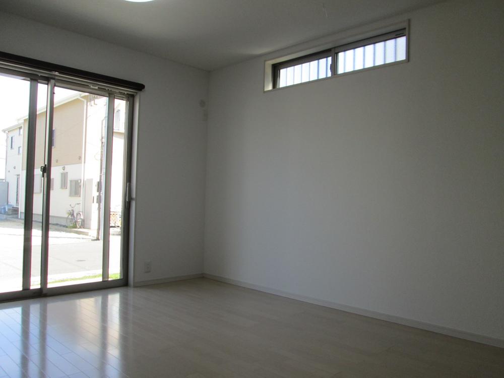 Living. There is also is a bright living room window at the top. 