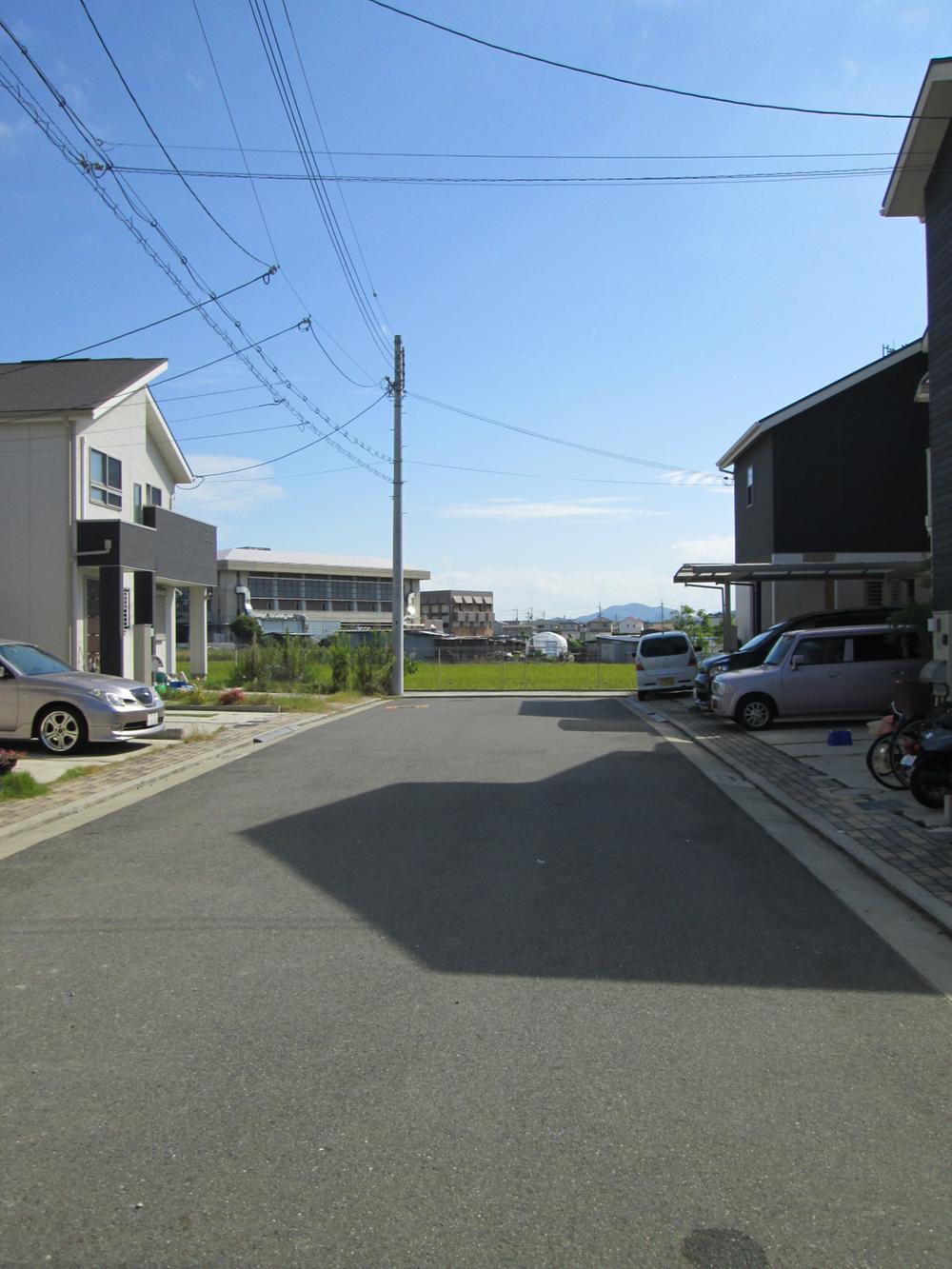 Local photos, including front road. Spacious front road. 