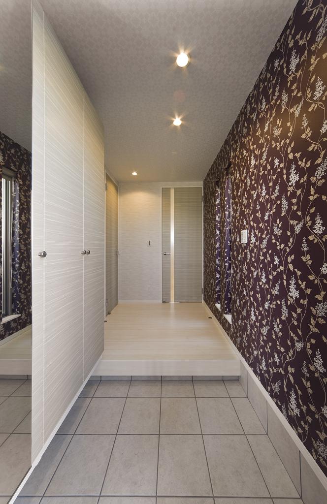 Entrance. Right one side wallpaper of an impressive entrance. Dirt less noticeable because chic colors, A pleasant welcome at any time customer.