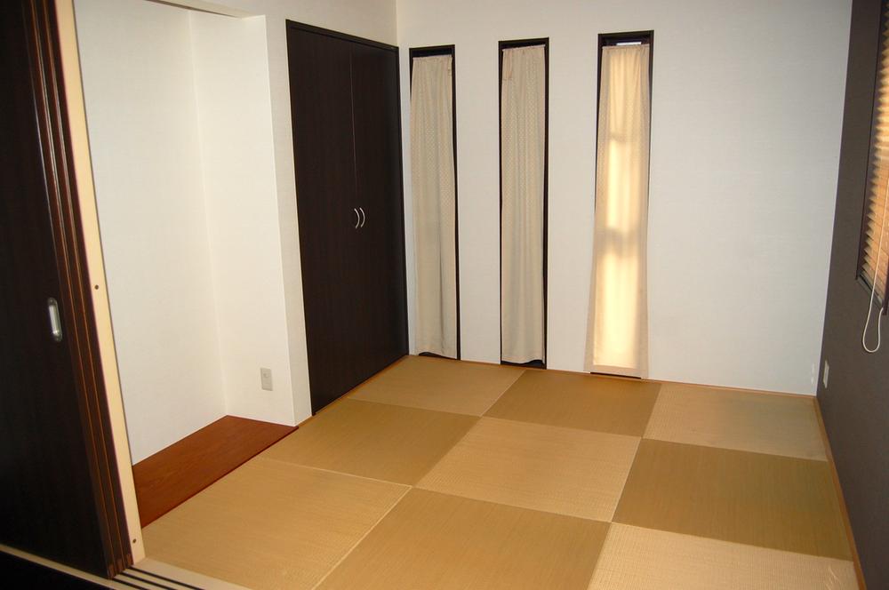 Non-living room. Living adjacent of Japanese-style room