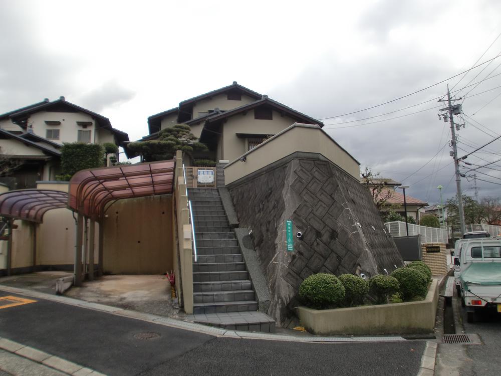 Local appearance photo. In the corner lot location, Majesty is feeling regal.