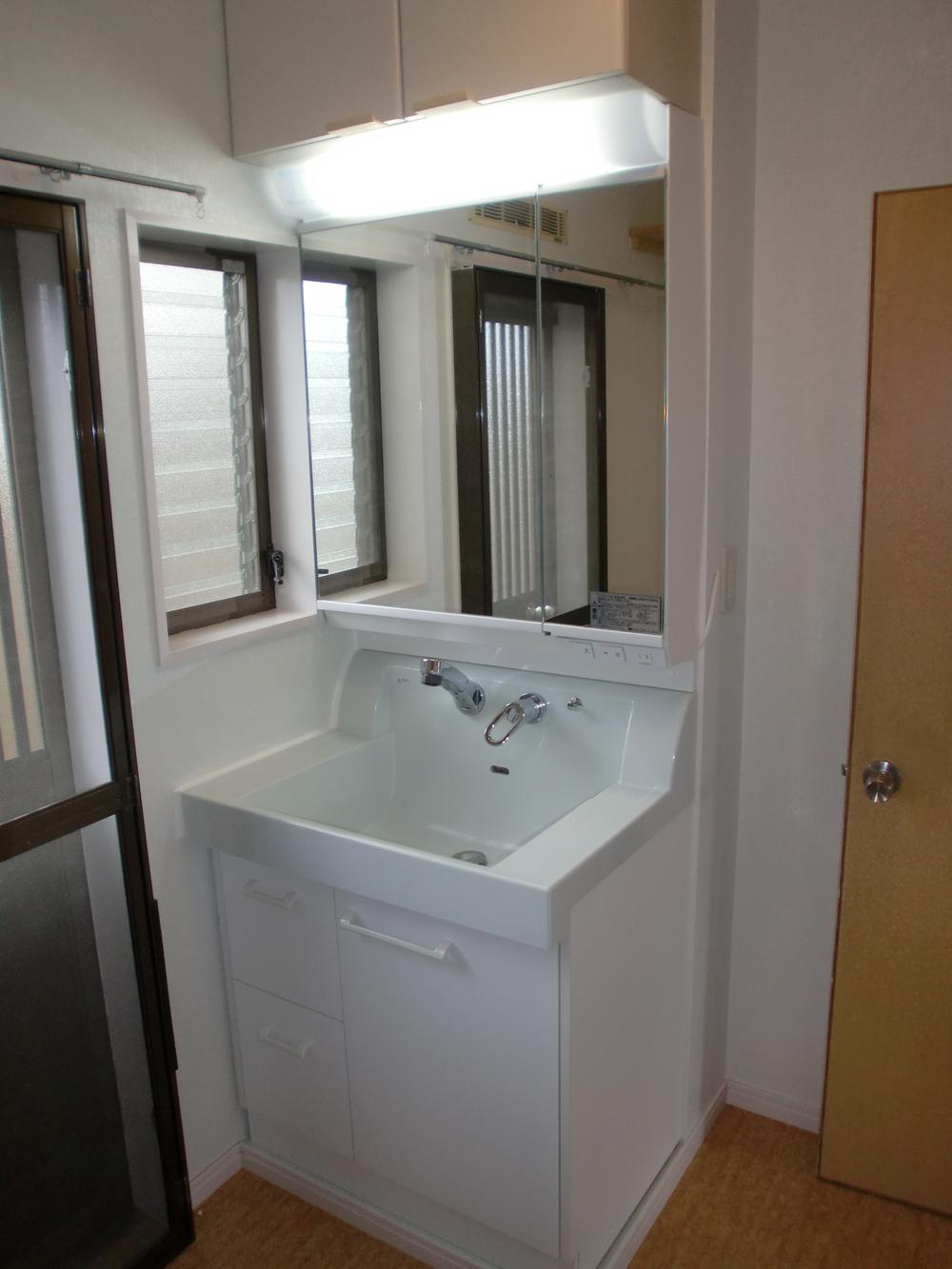 Wash basin, toilet. It is a wash basin with cleanliness.