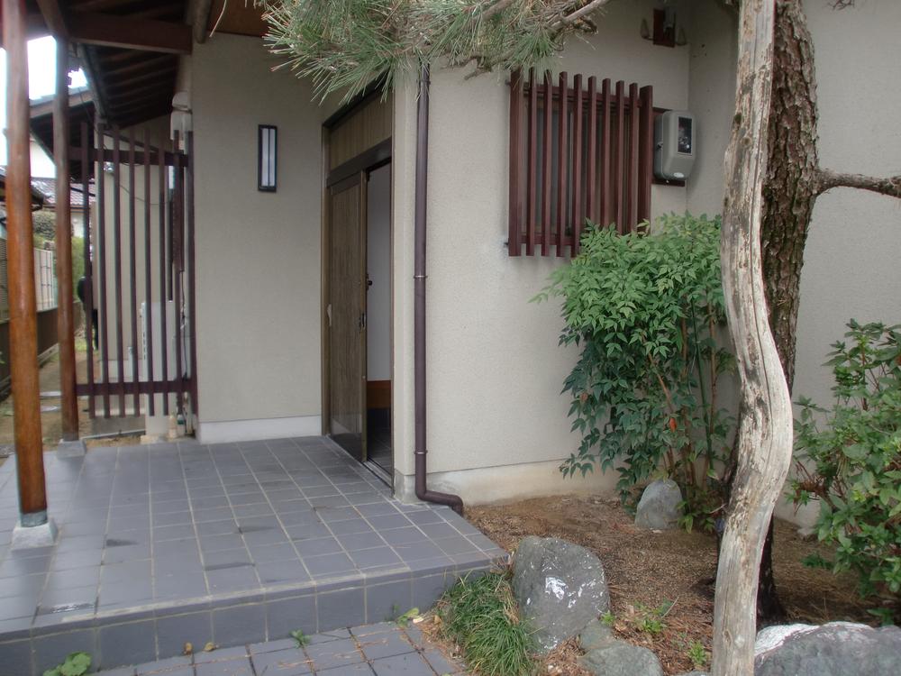 Entrance. It is the entrance that flavor is felt.