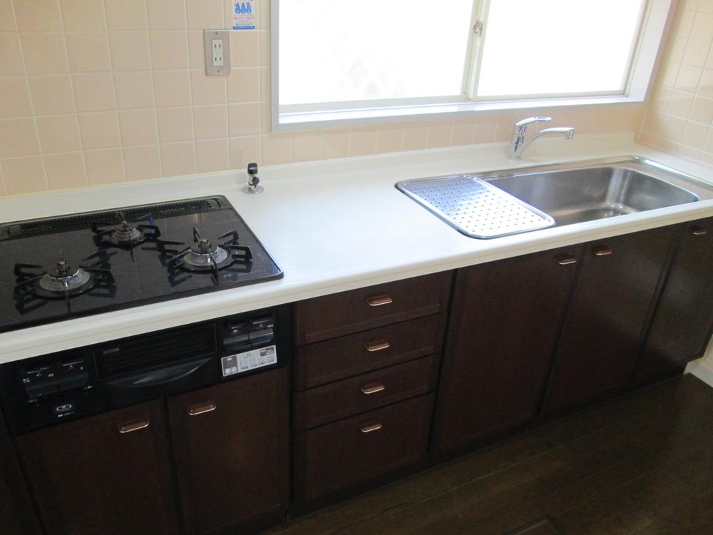 Kitchen. Good bright kitchen usability